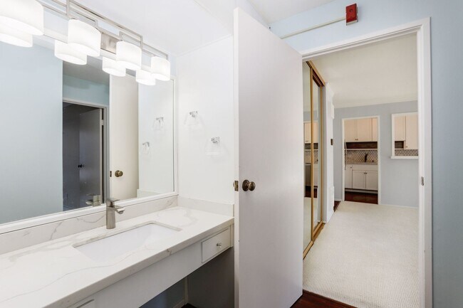 Building Photo - 1 Bed / 1 Bath pet friendly condo with parking in beautiful San Mateo. YouTube Tour!