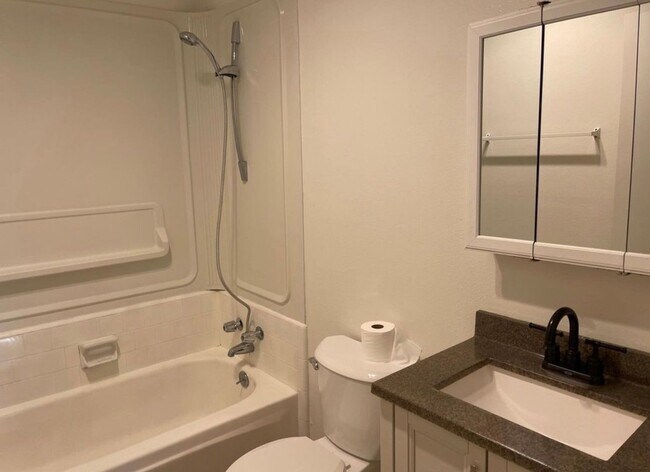 Building Photo - FOR RENT – SPACIOUS 3 BED / 2 BATH | CENTRAL LOCATION