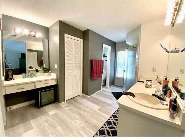 Building Photo - 6106 Everglades Dr