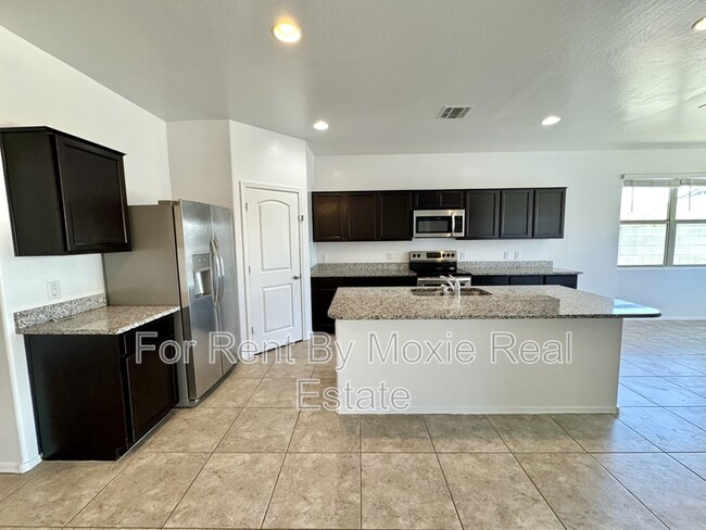 Building Photo - 17875 N Pietra Rd