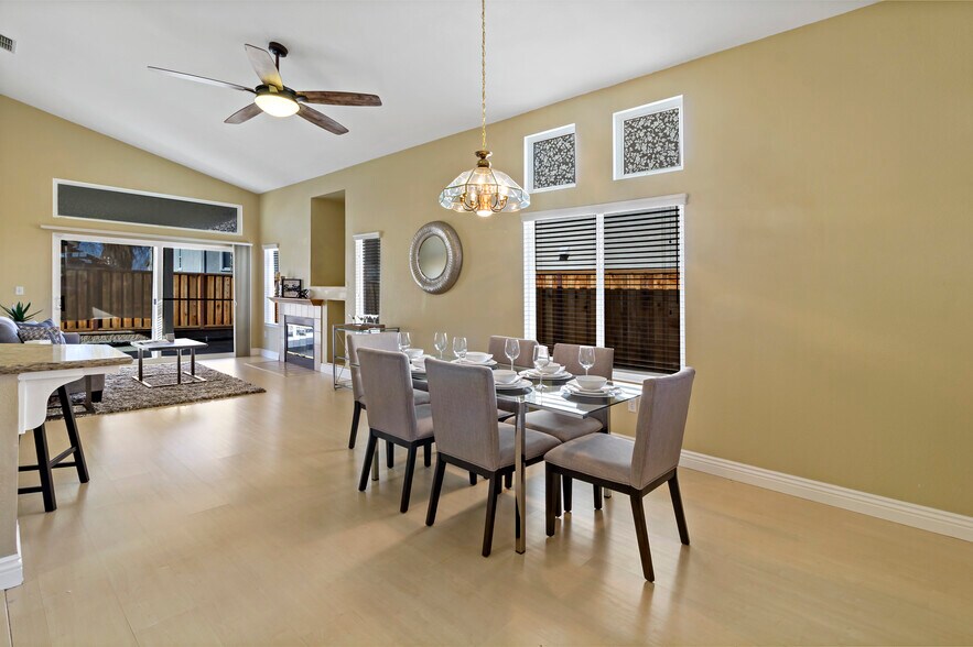 Familyroom and Dining - 278 Havenwood Cir