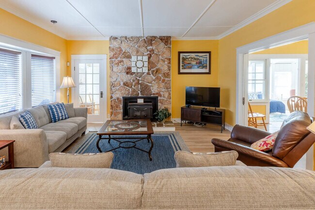 Building Photo - 640 S Columbia St