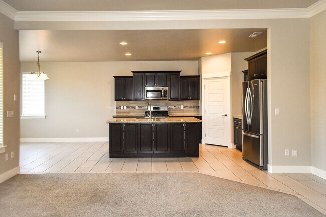 Building Photo - Spacious 3-bedroom 2 bath in the Golfing C...