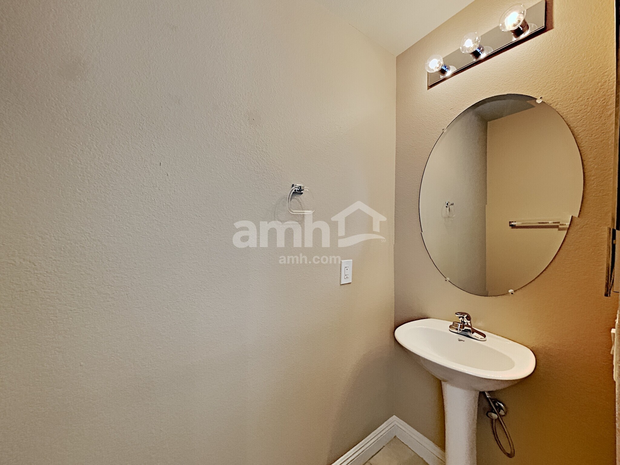 Building Photo - 8813 Red Fox Dr