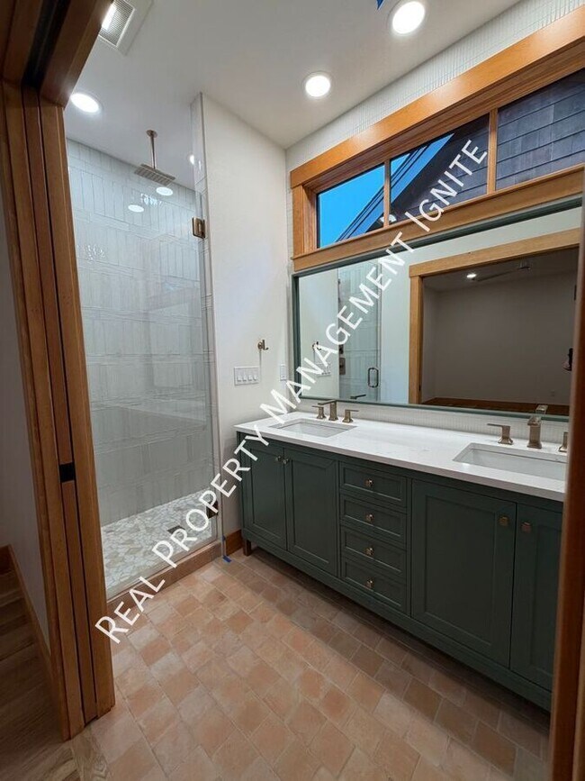 Building Photo - 453 S Pine St