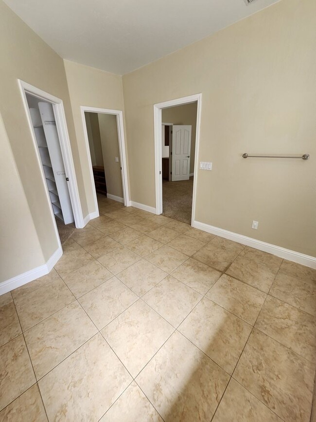 Building Photo - Gorgeous and Spacious 4 Bedroom Home