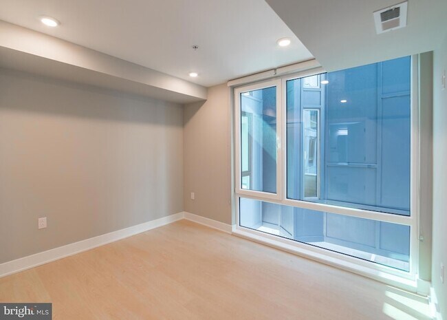 Building Photo - 6604 Ridge Ave