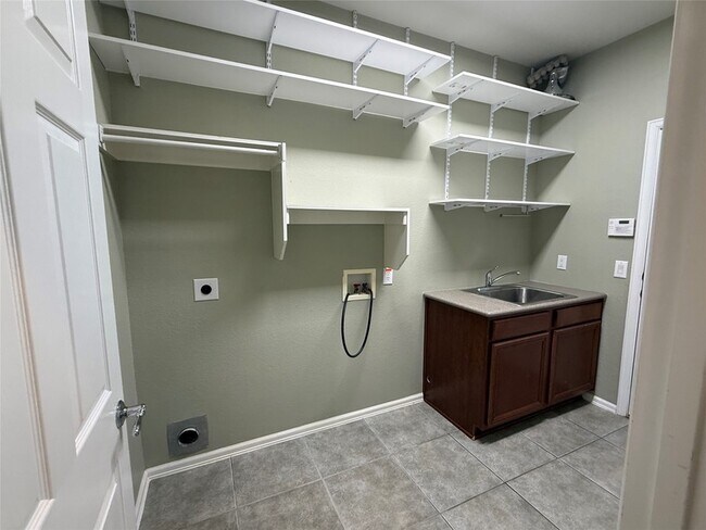 Building Photo - 2828 Cedar Ridge Ln