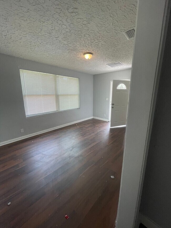Building Photo - 3/1 Single family home : Available now!