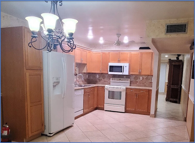 Building Photo - 2076 E Bond Dr