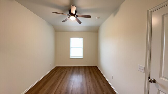 Building Photo - 3 Bedroom 2 Bath 2 Car Garage Duplex in Gr...