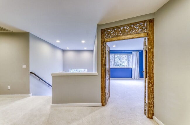 Building Photo - Gorgeous Large Home