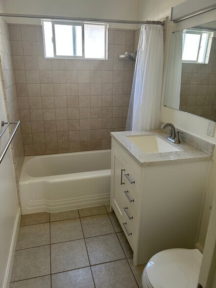 Full bath - 2021 Ocean Park Blvd