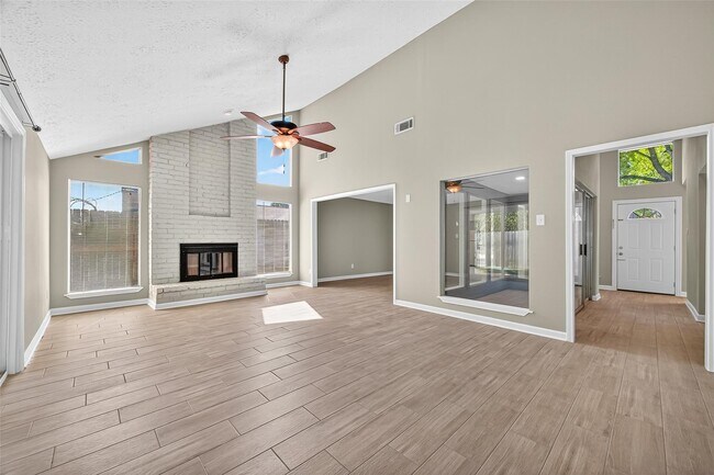 Building Photo - 5054 Pine Cliff Dr