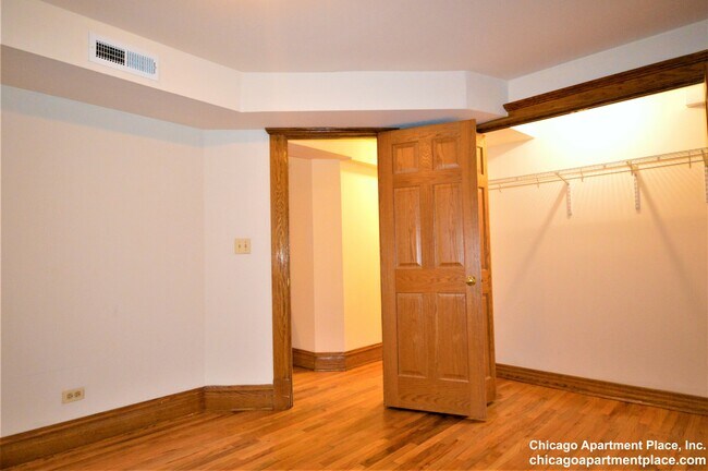 Building Photo - 638 W Drummond Pl