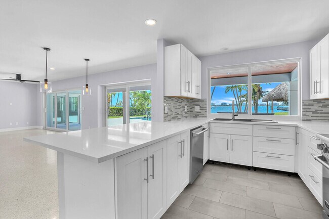 Building Photo - 930 S Lakeside Dr