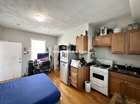 Building Photo - 13 Pleasant St