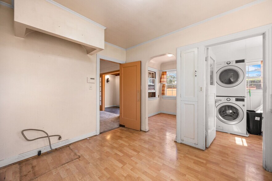 Building Photo - 301 N Janss St