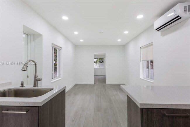 Building Photo - 623 NE 61st St