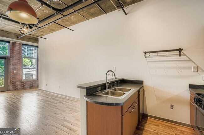 Building Photo - 1023 Juniper St NE