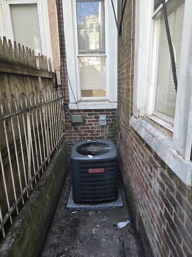 Building Photo - 741 E Willard St