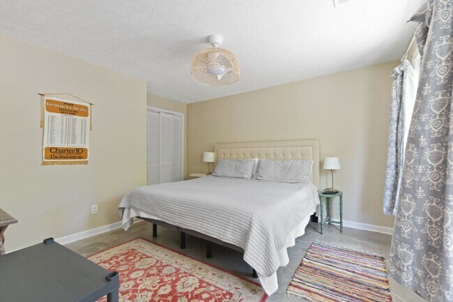 Building Photo - 3 Bedroom Furnished in Oldham County