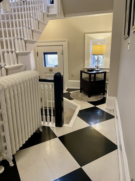1st Floor Private Entrance - 2028 E Lafayette Pl