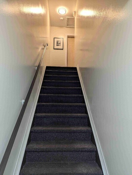 Building Photo - 3 Colonial Rd