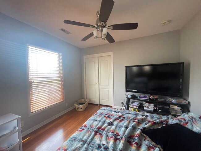 Building Photo - Bellevue Home For Rent!