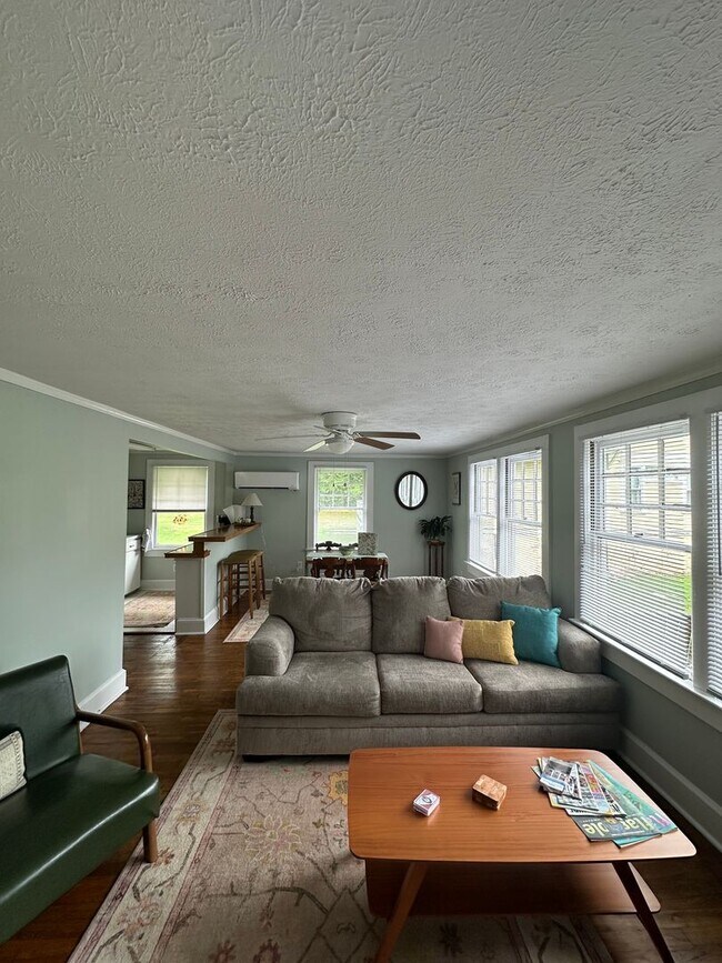 Building Photo - One Bedroom Garage Apartment in 5 Points!!