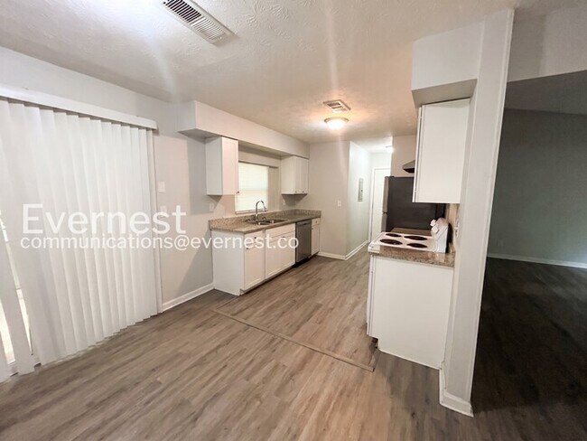 Building Photo - 3-Bed/1.5-Bath Home with Fenced Yard/Pet Friendly/Available Soon!
