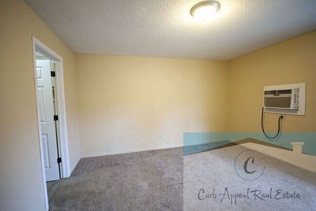 Building Photo - Spacious 1 bed /1 full bath apt