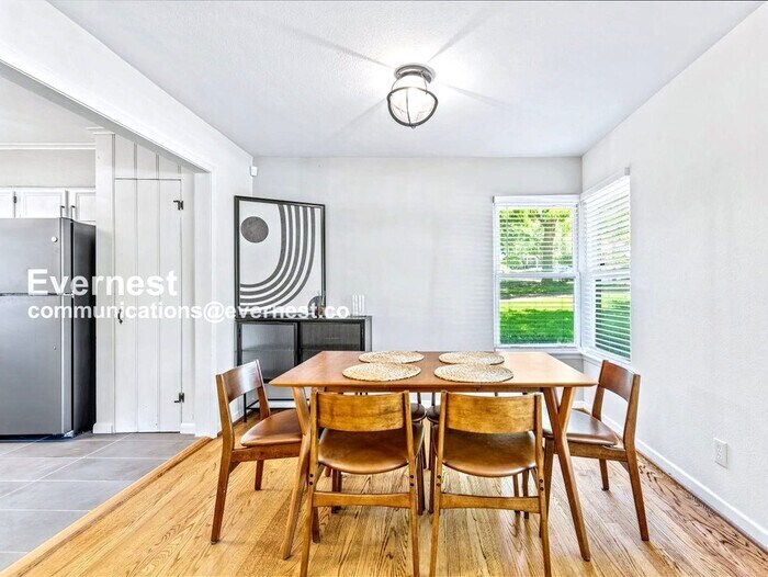 Building Photo - 8633 Westglen Dr