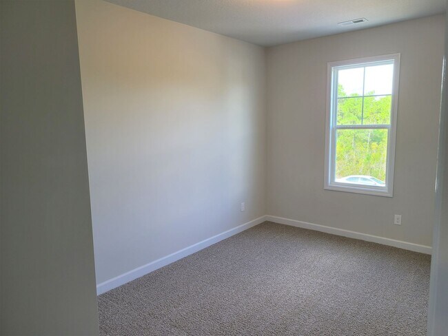 Building Photo - Beautiful 3 bedroom, 2.5 bath townhome - H...