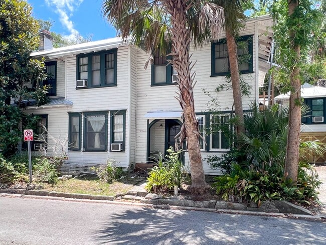 Building Photo - 1BR/1BA UPDATED Apartment in Duck Pond Area - Available Early August!