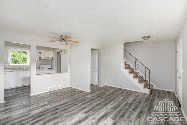 Building Photo - 220 N Oak Dr