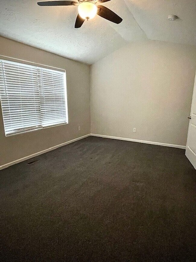 Building Photo - End-Unit 3 bedroom Townhome, 1/2 OFF first month rent for June!