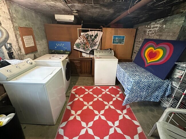 Building Photo - 2025 Ashland Ave