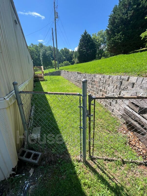 Building Photo - 5 Jesse Ln