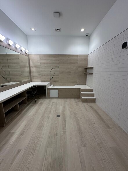 Building Photo - 221 NE 19th St