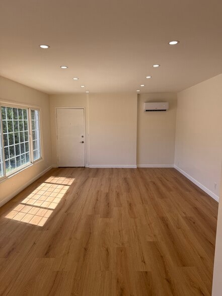 Living - 11307 Miranda St