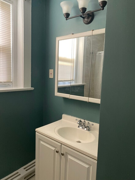 Building Photo - 8 Davies Pl