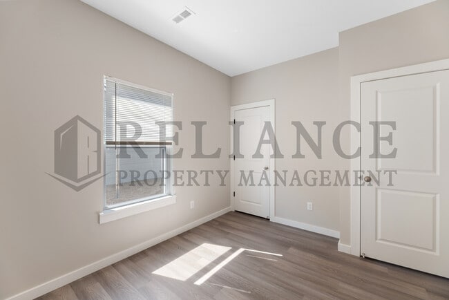 Building Photo - 5121 N Cypress St