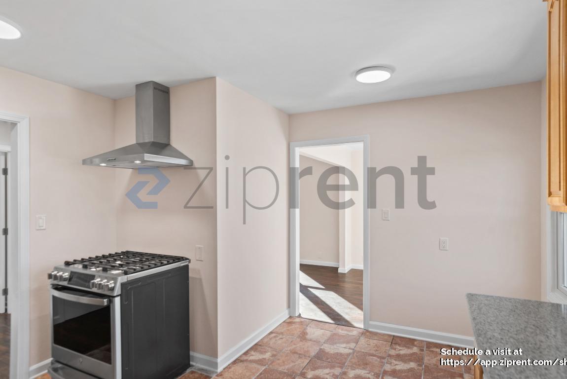 Building Photo - 682 Kern St