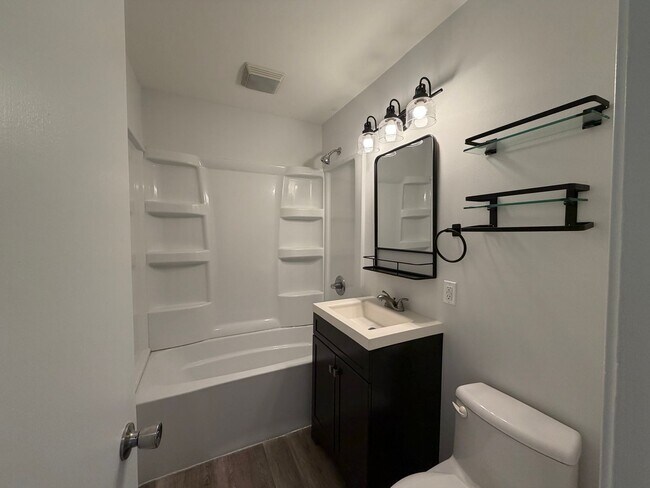 Building Photo - Beautiful 3 bed with tons of charm!