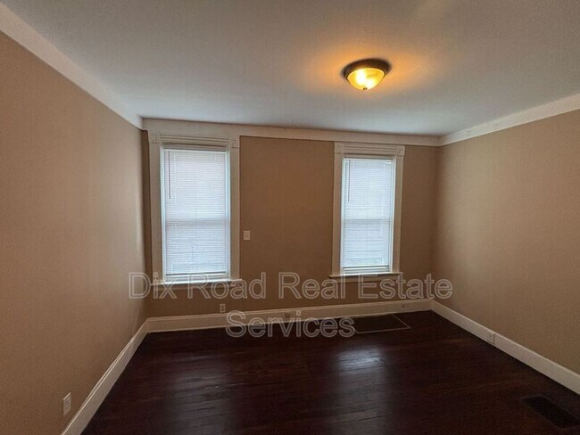 Building Photo - 411 Millikin St
