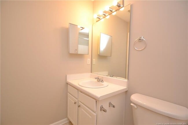 Building Photo - 600 Walnut Woods Dr