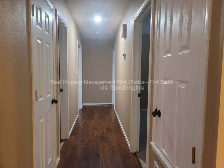 Building Photo - 306 Elfen Glen St
