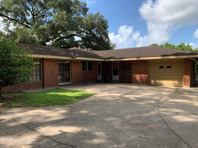 Building Photo - 801 Beverly Dr