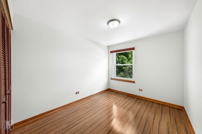 Building Photo - 1555 N Gatewood Ave